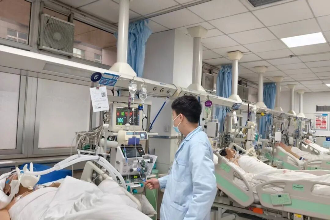 春节期间,西安航天医院重症医学科团队以专业为刃,以责任为盾,用24小时的坚守诠释着“敬佑生命、大爱无疆”的医者初心,用不眠不休的守护换来121名重症患者 的患者的健康与平安。.jpg